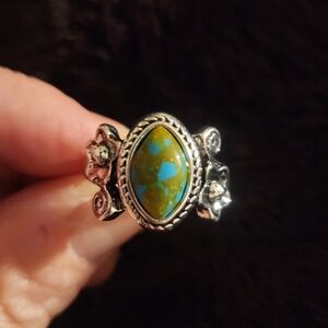 New blue and yellow/green turquoise-like fashion ring With Flowers